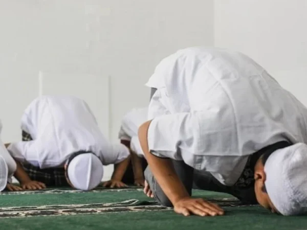 Tuntunan Shalat Lengkap dengan Bacaannya dari Takbir Sampai Salam