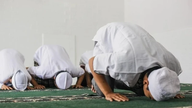 Tuntunan Shalat Lengkap dengan Bacaannya dari Takbir Sampai Salam