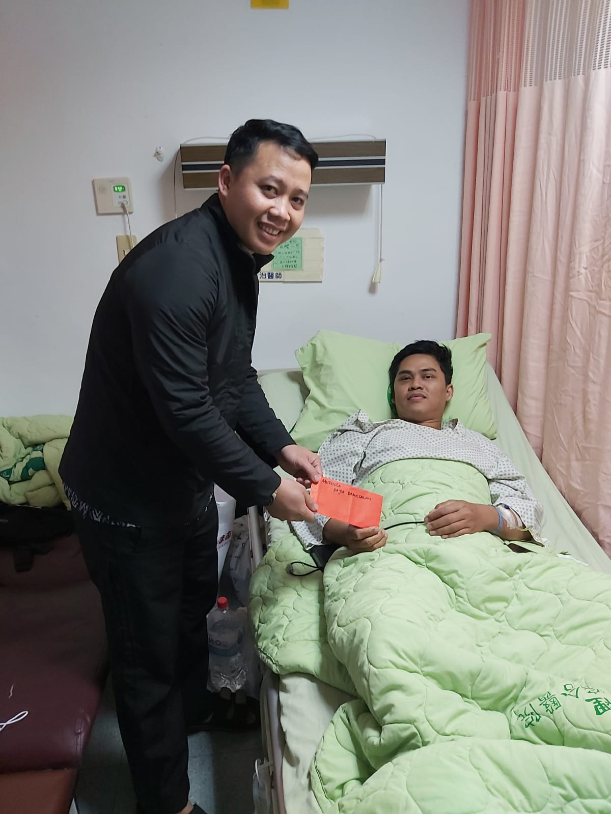 Pemberian bantuan untuk PMI yang terkena musibah di RS. Yuanli